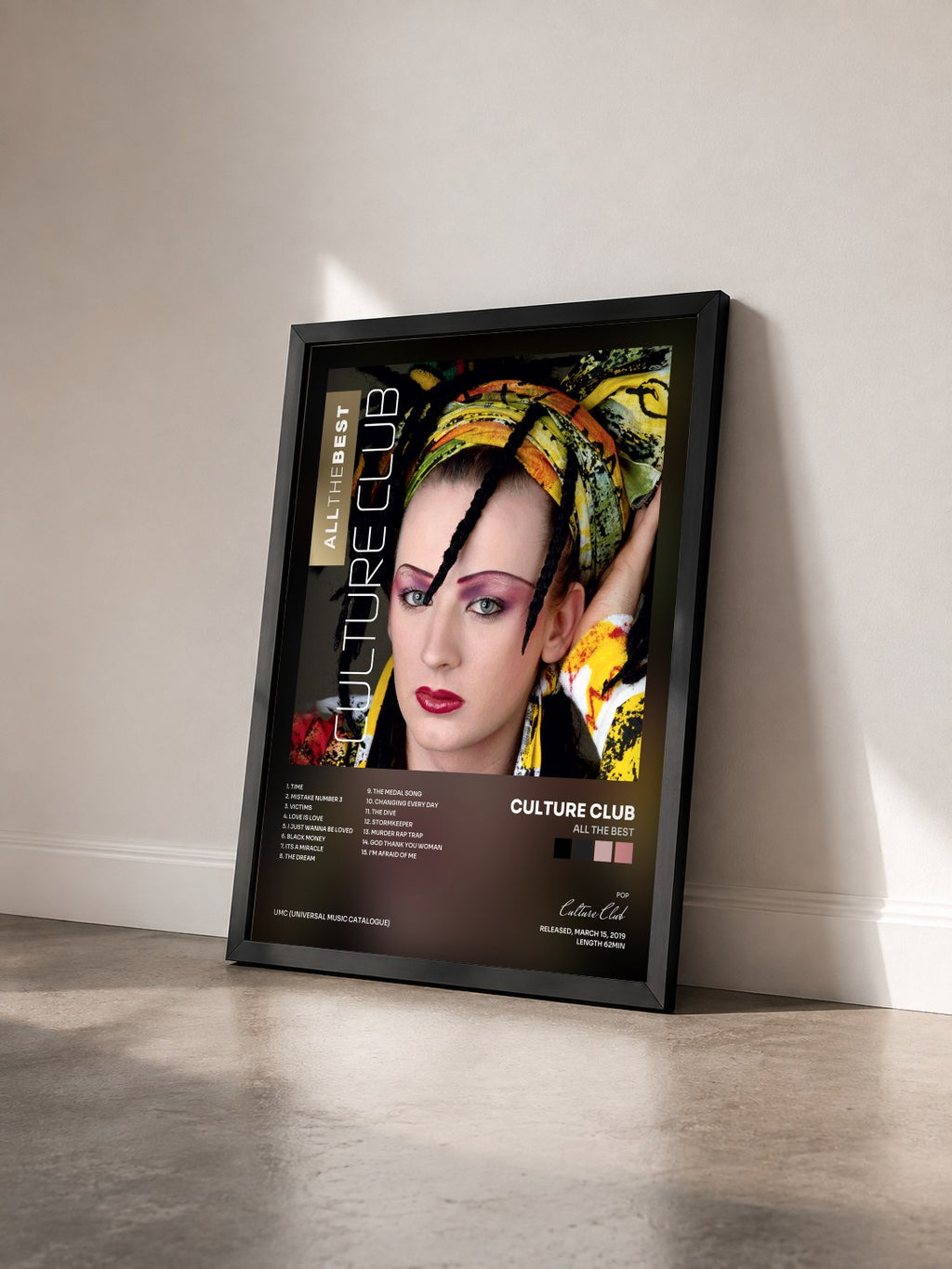 #noir Tableau de l'album All The Best de Culture Club vu de trois quarts, cadre noir