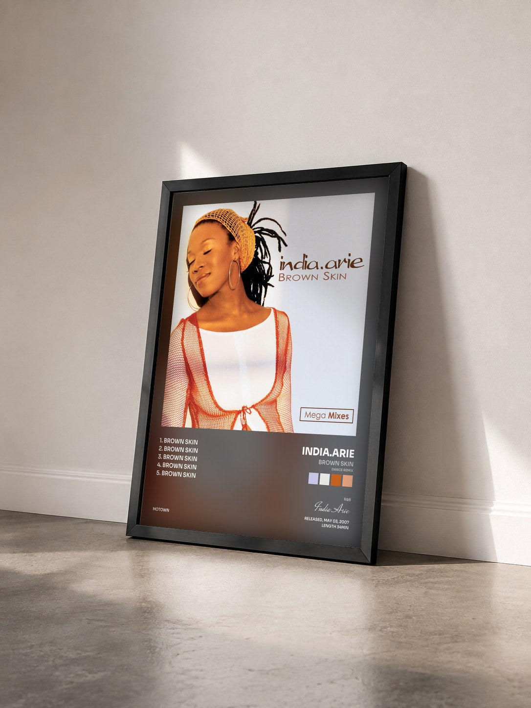 #noir Tableau de l'album Brown Skin (Dance Remix) de India.Arie vu de trois quarts, cadre noir