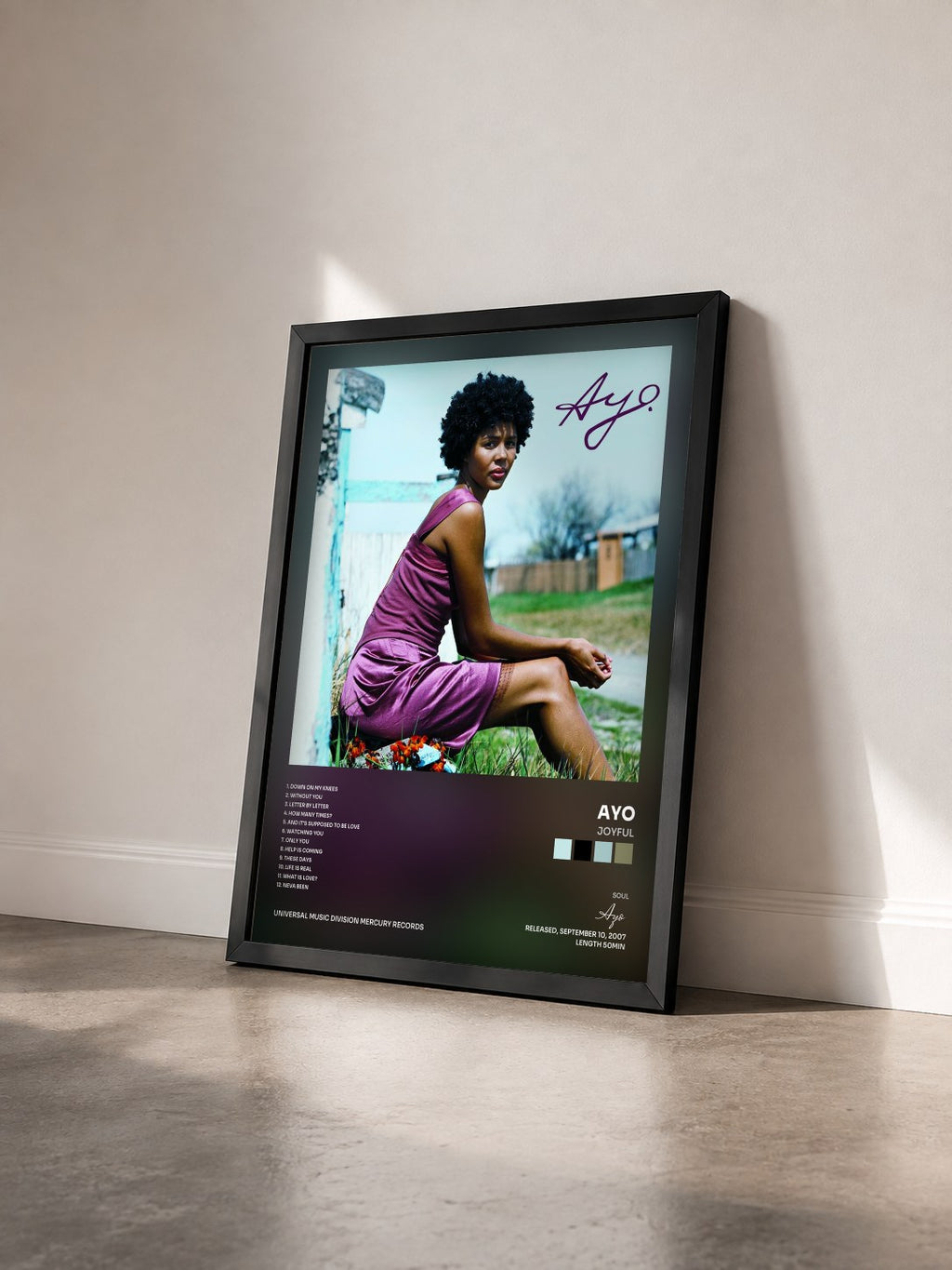 #noir Tableau de l'album Joyful de Ayo vu de trois quarts, cadre noir