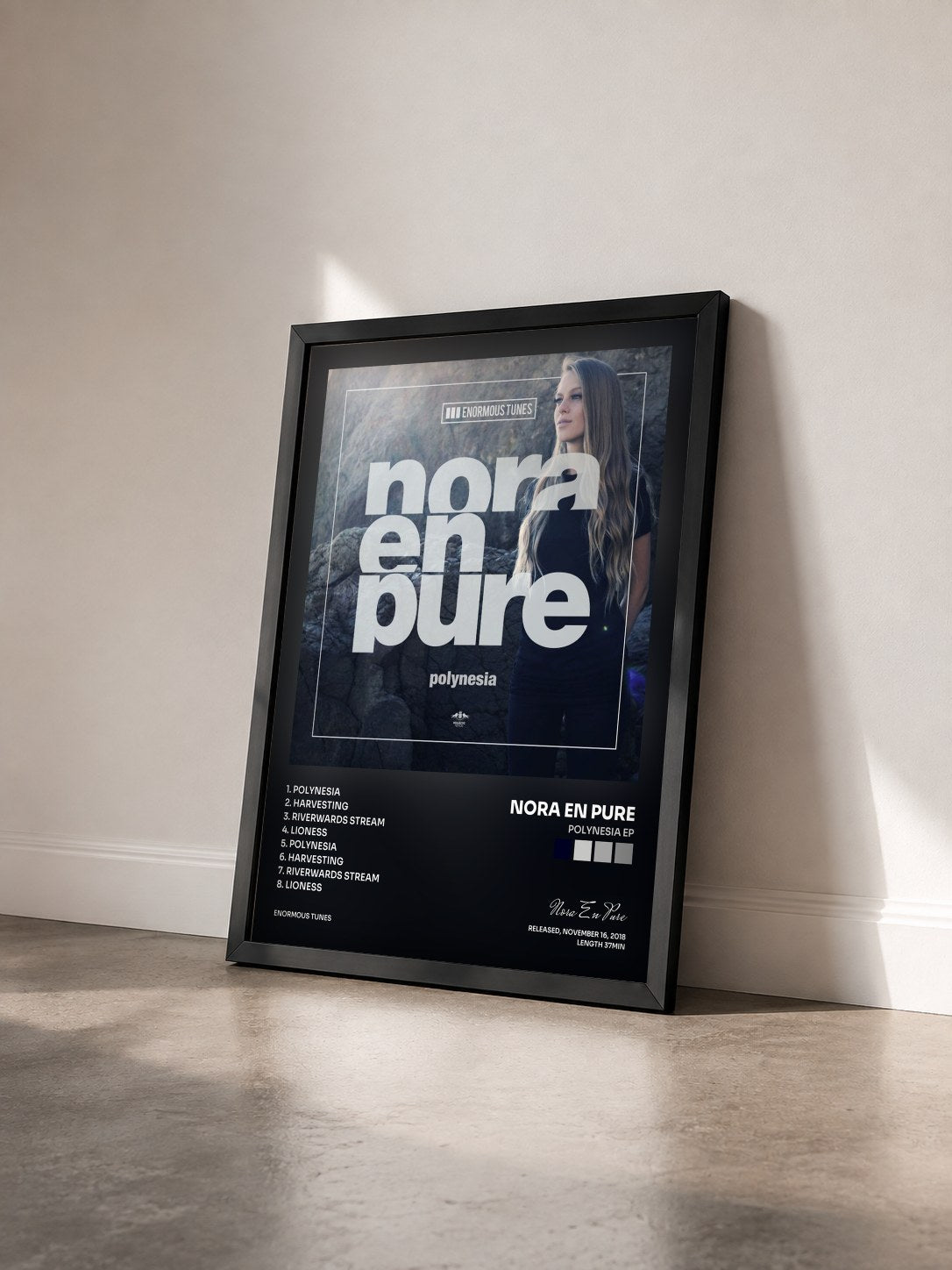 #noir Tableau de l'album Polynesia EP de Nora En Pure vu de trois quarts, cadre noir