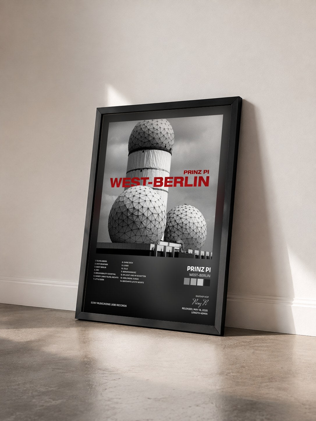 #noir Tableau de l'album WEST-BERLIN de Prinz Pi vu de trois quarts, cadre noir