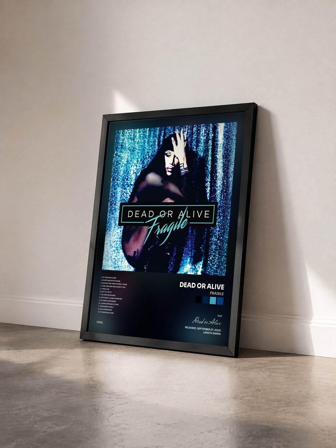 #noir Tableau de l'album Fragile de Dead or Alive vu de trois quarts, cadre noir