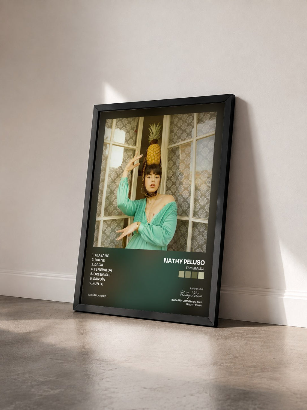 #noir Tableau de l'album Esmeralda de Nathy Peluso vu de trois quarts, cadre noir