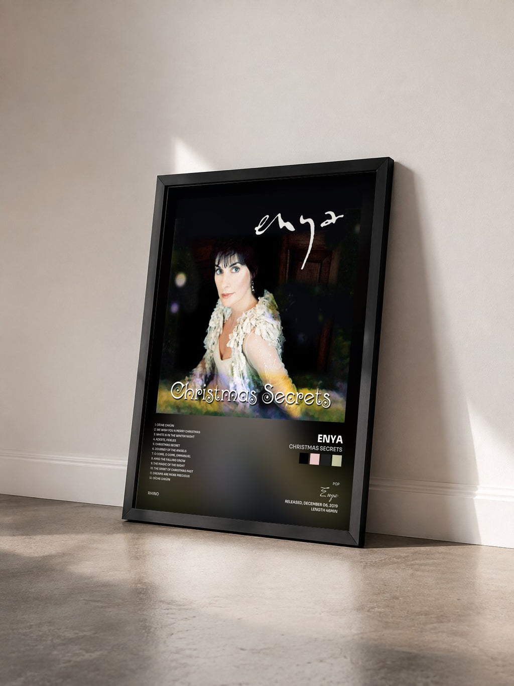 #noir Tableau de l'album Christmas Secrets de Enya vu de trois quarts, cadre noir