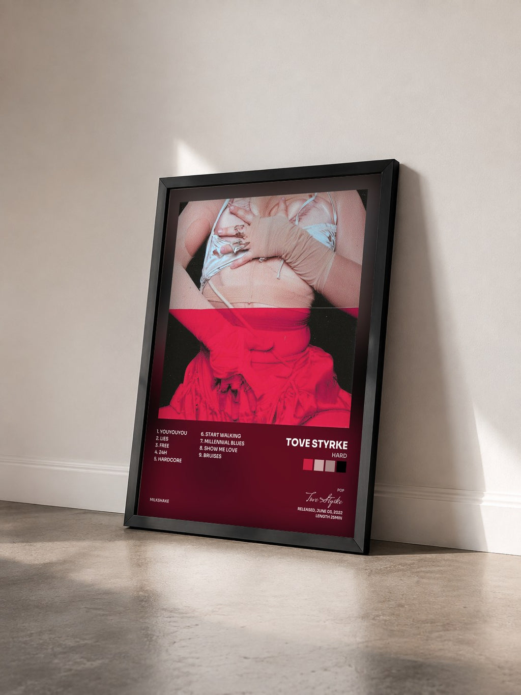 #noir Tableau de l'album HARD de Tove Styrke vu de trois quarts, cadre noir