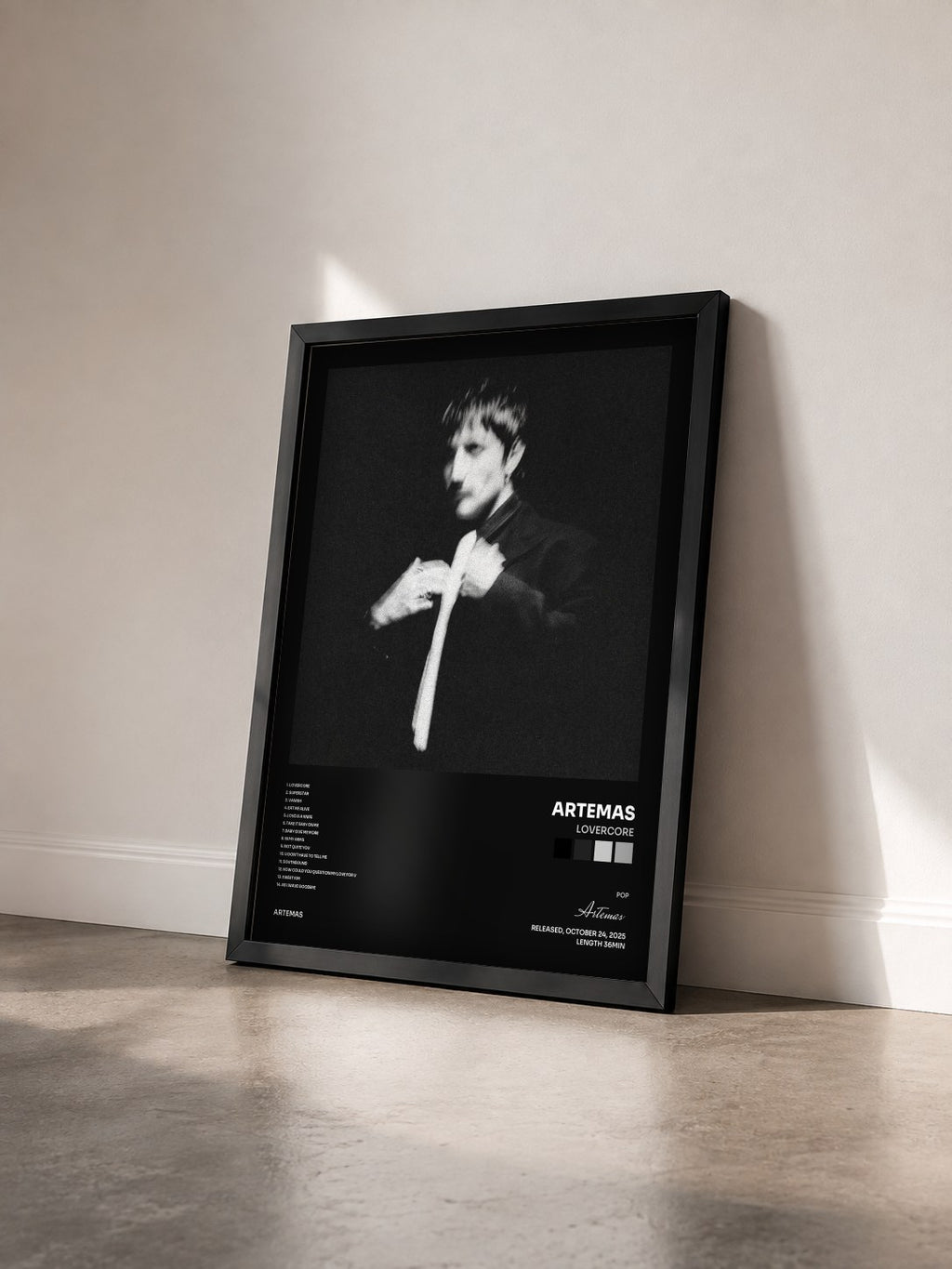 #noir Tableau de l'album LOVERCORE de Artemas vu de trois quarts, cadre noir