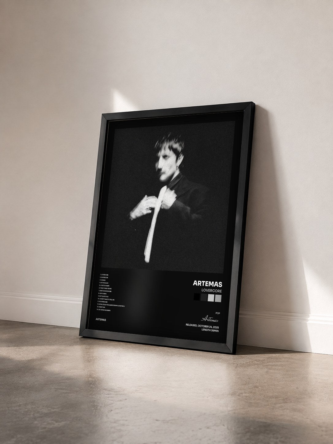 #noir Tableau de l'album LOVERCORE de Artemas vu de trois quarts, cadre noir