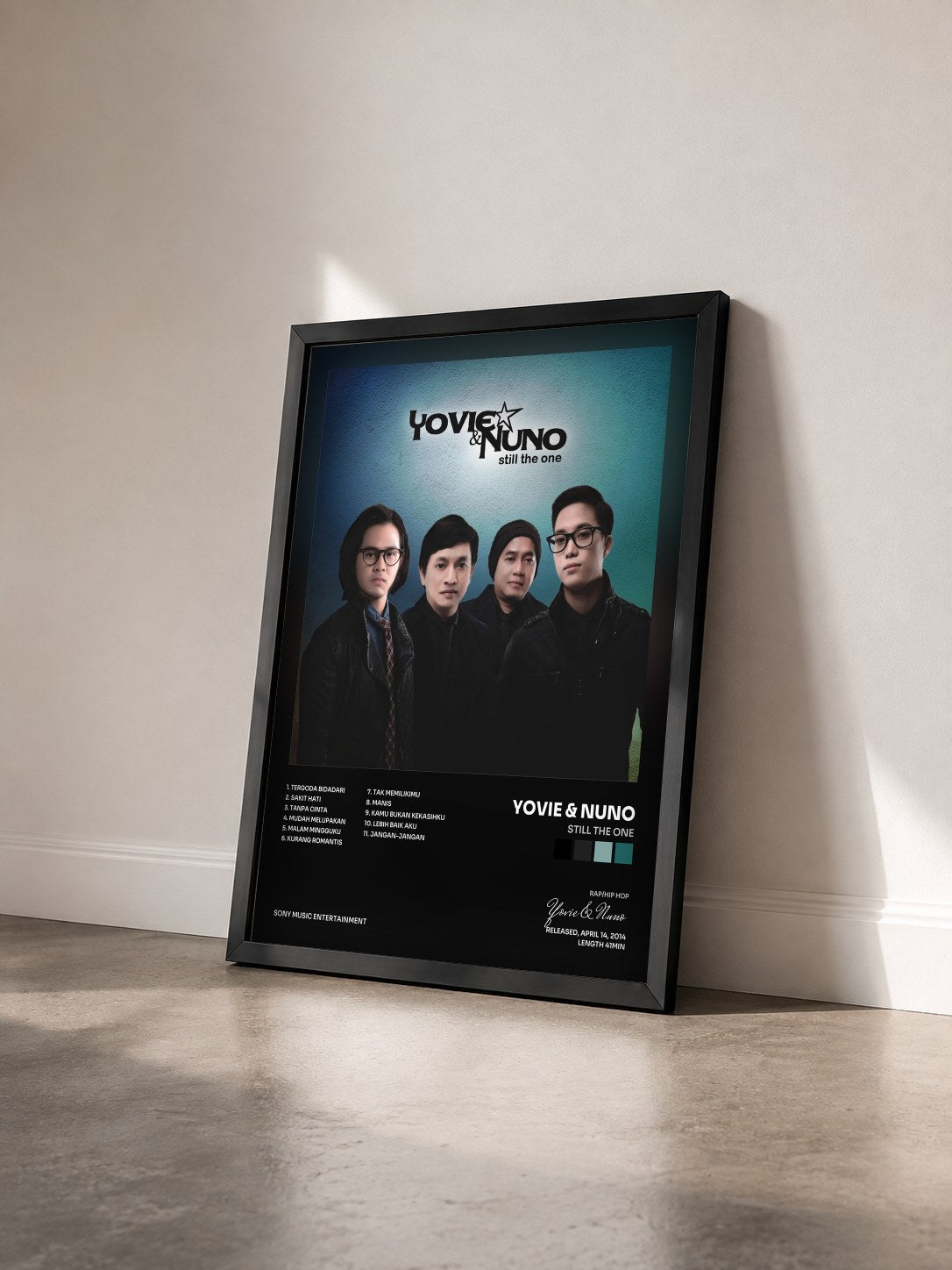 #noir Tableau de l'album Still The One de Yovie & Nuno vu de trois quarts, cadre noir