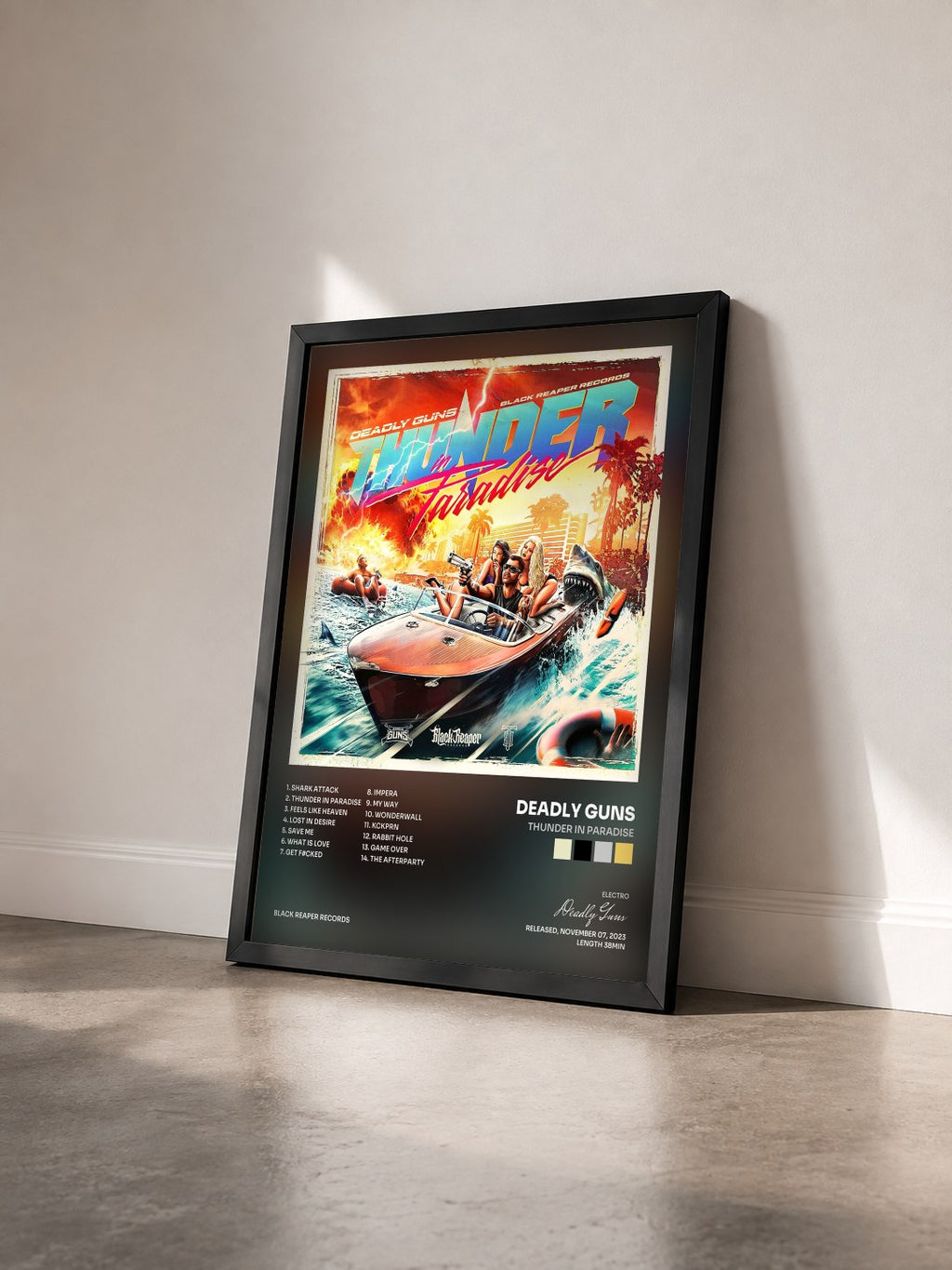 #noir Tableau de l'album Thunder In Paradise de Deadly Guns vu de trois quarts, cadre noir