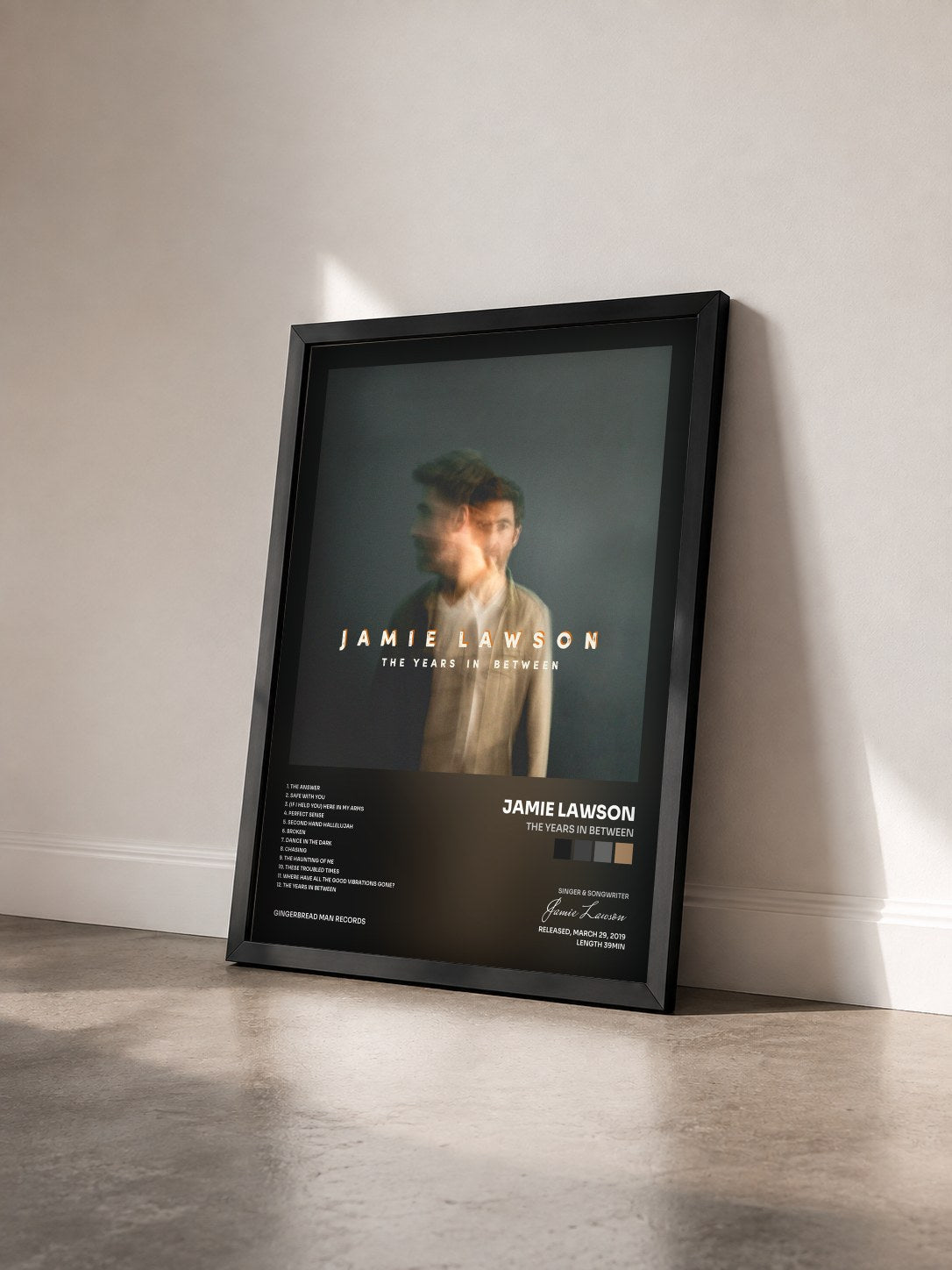 #noir Tableau de l'album The Years in Between de Jamie Lawson vu de trois quarts, cadre noir