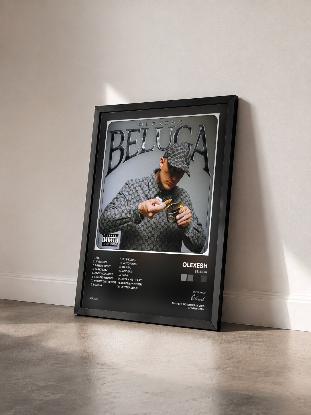 #noir Tableau de l'album Beluga de Olexesh vu de trois quarts, cadre noir