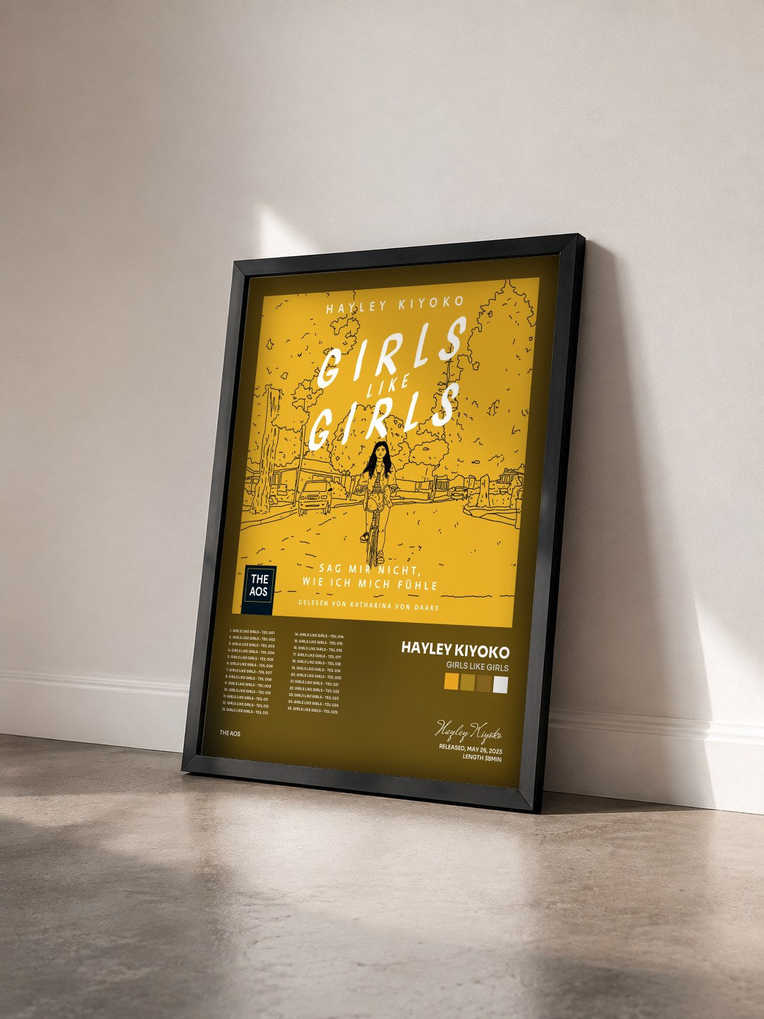 #noir Tableau de l'album Girls Like Girls de Hayley Kiyoko vu de trois quarts, cadre noir