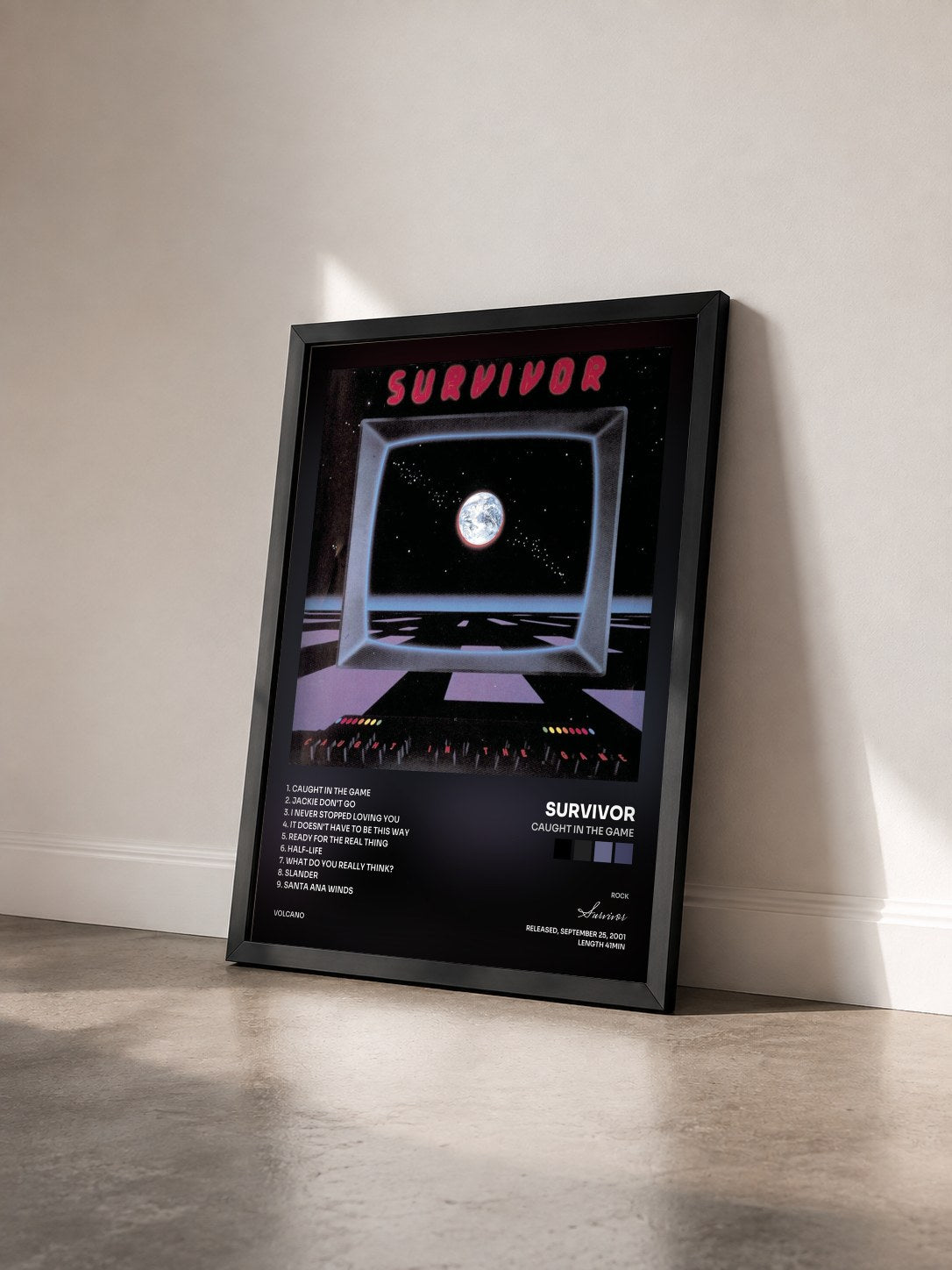 #noir Tableau de l'album Caught in the Game de Survivor vu de trois quarts, cadre noir