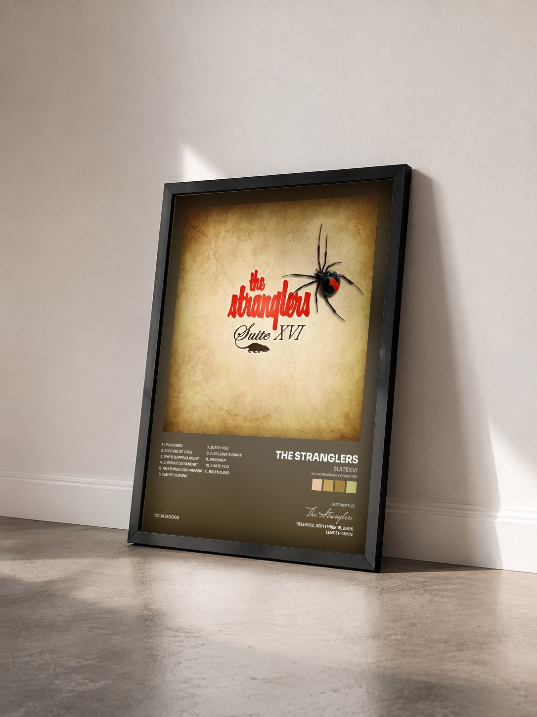 #noir Tableau de l'album SuiteXVI (XVI Anniversary Remaster) de The Stranglers vu de trois quarts, cadre noir