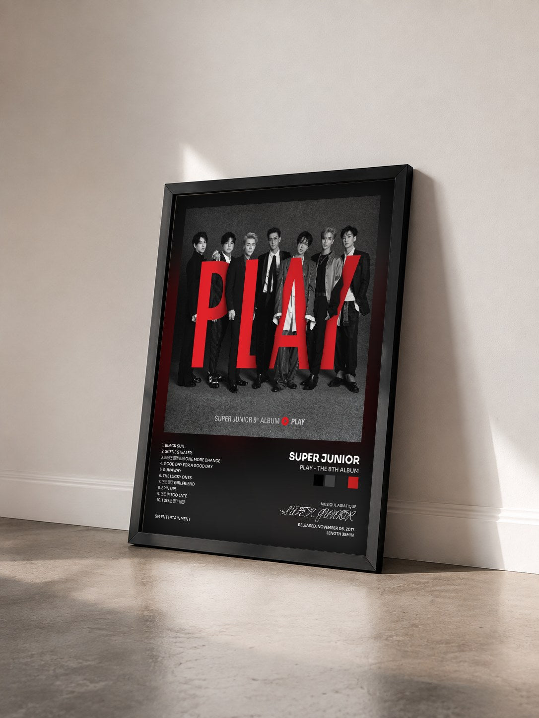 #noir Tableau de l'album PLAY - The 8th Album de SUPER JUNIOR vu de trois quarts, cadre noir