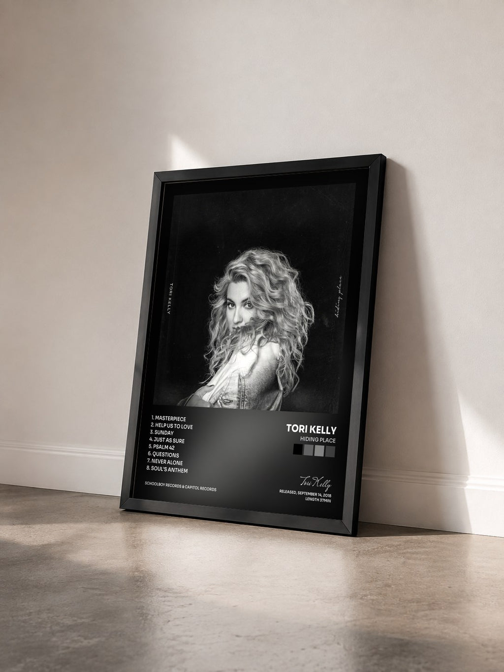 #noir Tableau de l'album Hiding Place de Tori Kelly vu de trois quarts, cadre noir