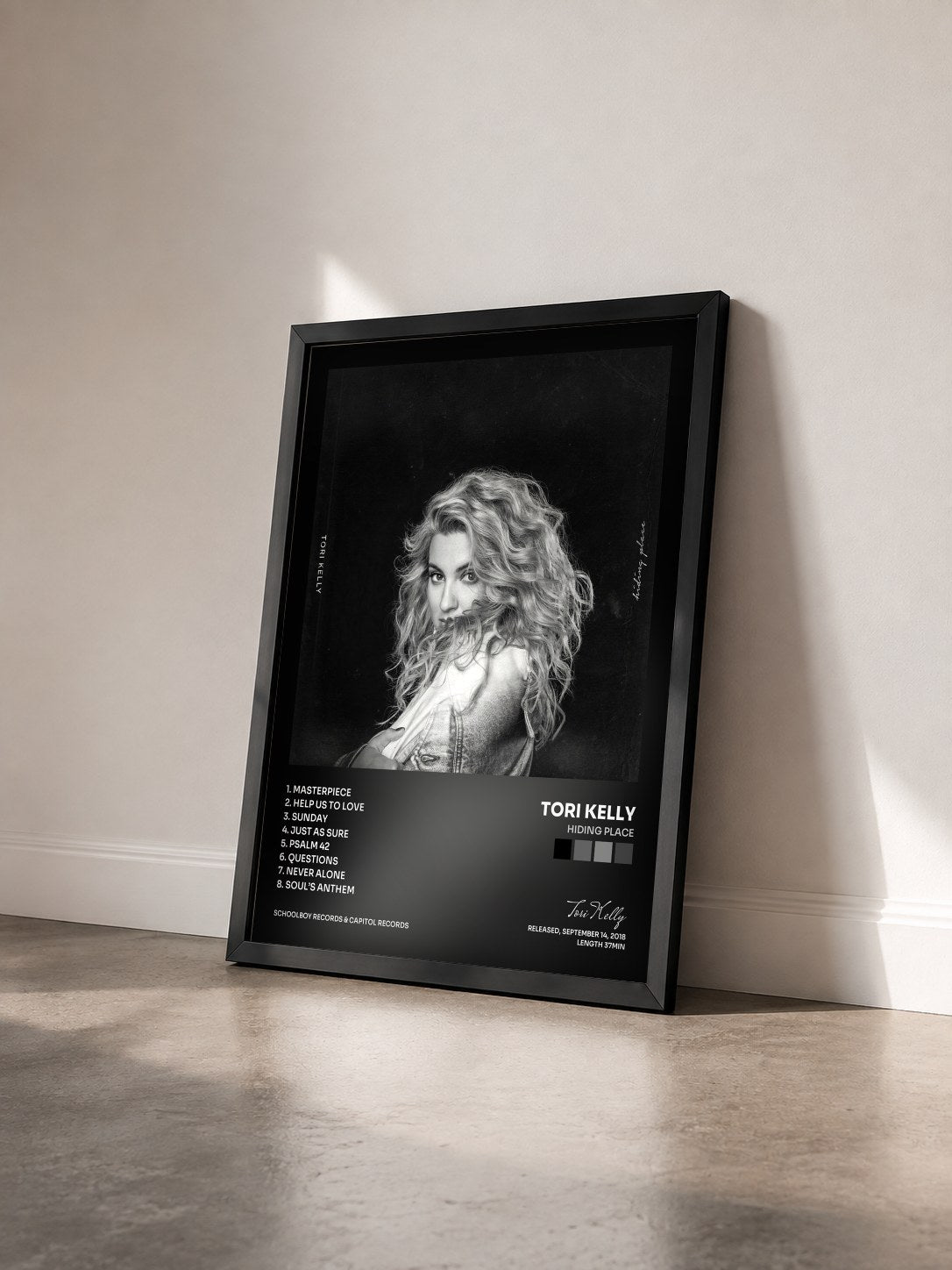 #noir Tableau de l'album Hiding Place de Tori Kelly vu de trois quarts, cadre noir
