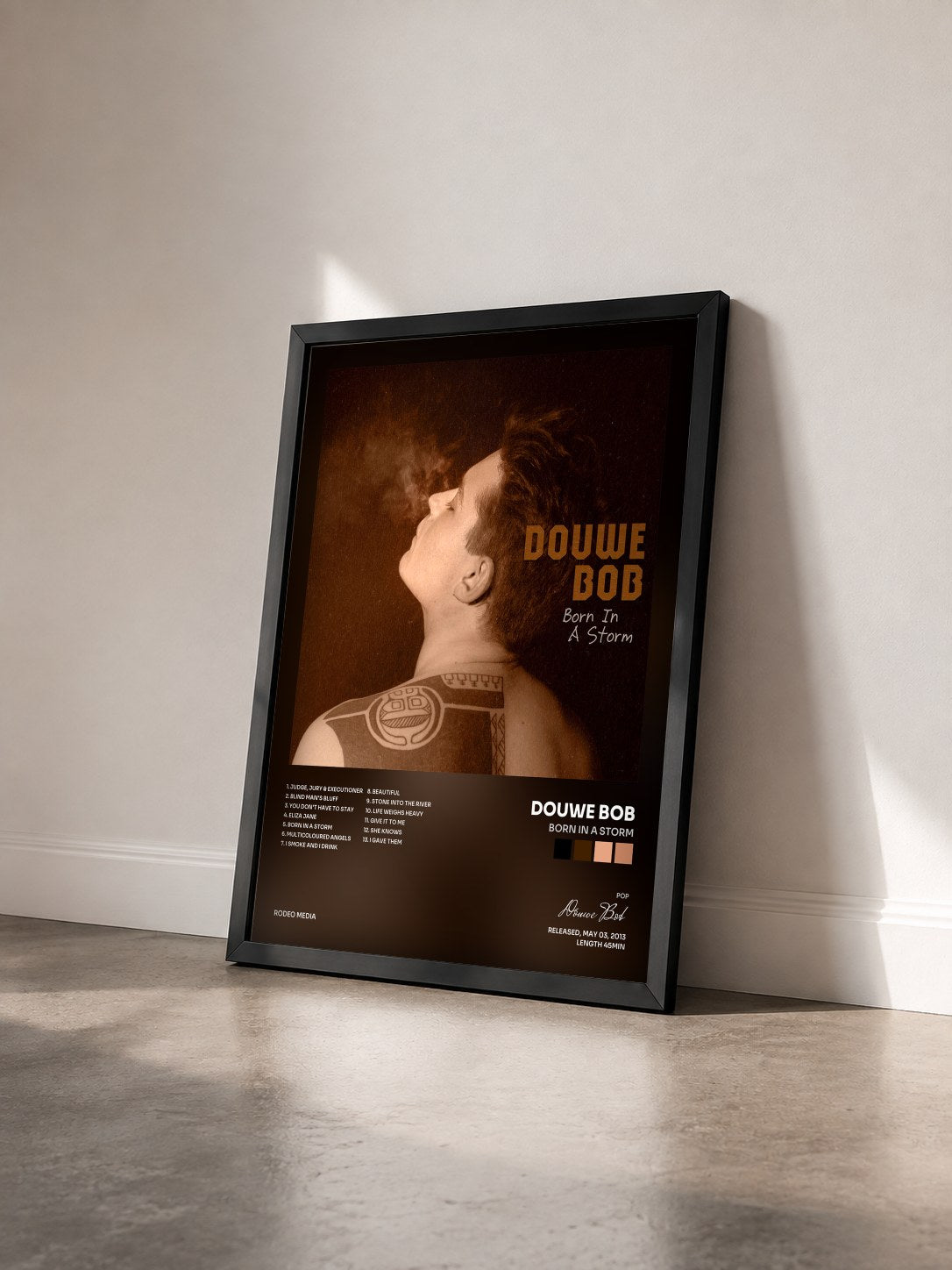 #noir Tableau de l'album Born In A Storm de Douwe Bob vu de trois quarts, cadre noir