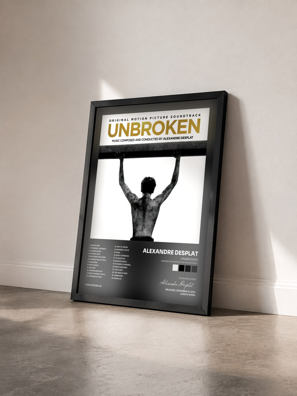#noir Tableau de l'album Unbroken (Original Motion Picture Soundtrack) de Alexandre Desplat vu de trois quarts, cadre noir