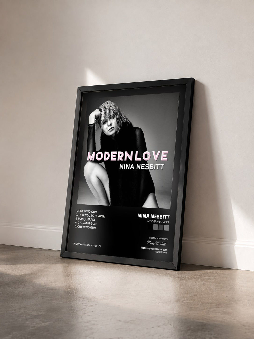 #noir Tableau de l'album Modern Love EP de Nina Nesbitt vu de trois quarts, cadre noir
