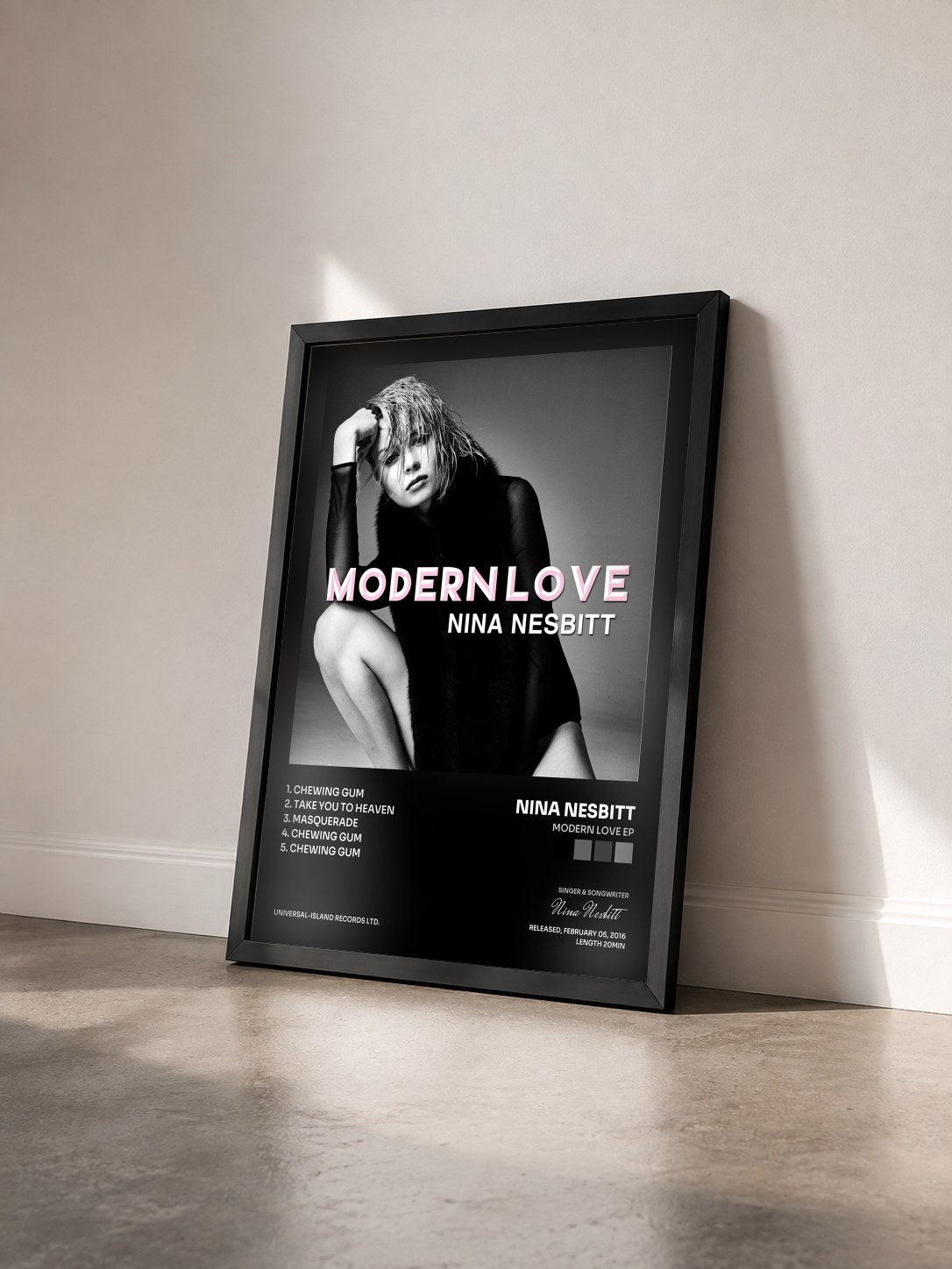 #noir Tableau de l'album Modern Love EP de Nina Nesbitt vu de trois quarts, cadre noir