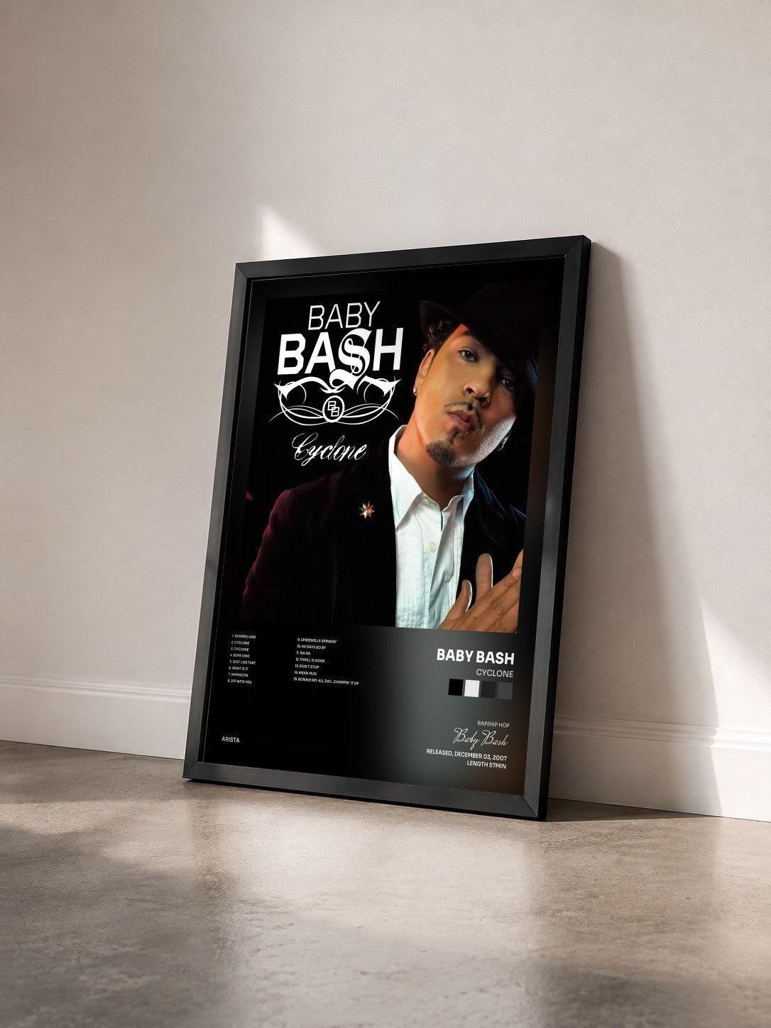 #noir Tableau de l'album Cyclone de Baby Bash vu de trois quarts, cadre noir