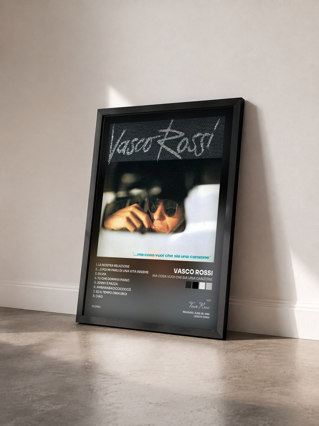 #noir Tableau de l'album Ma Cosa Vuoi Che Sia Una Canzone de Vasco Rossi vu de trois quarts, cadre noir