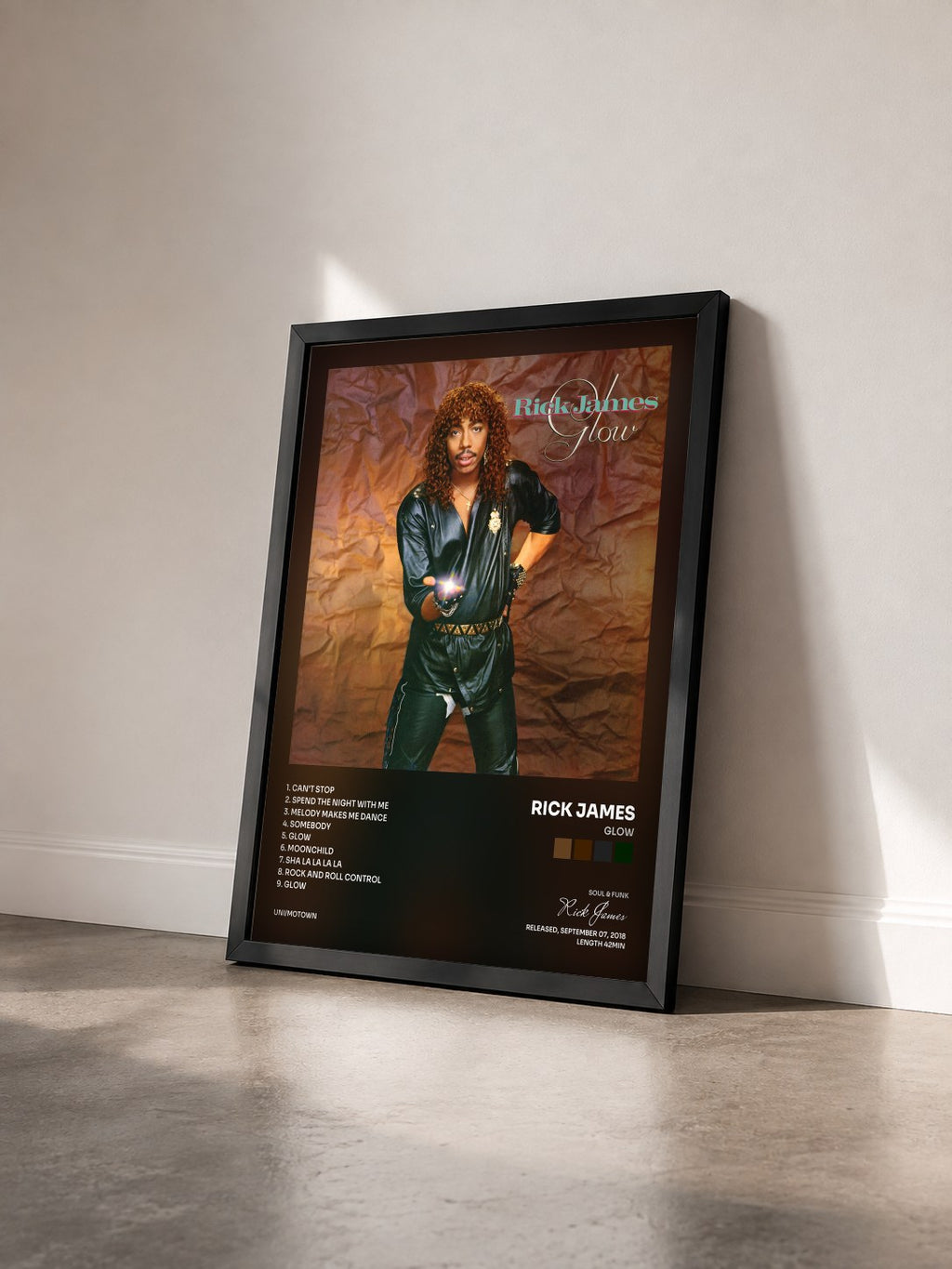 #noir Tableau de l'album Glow de Rick James vu de trois quarts, cadre noir
