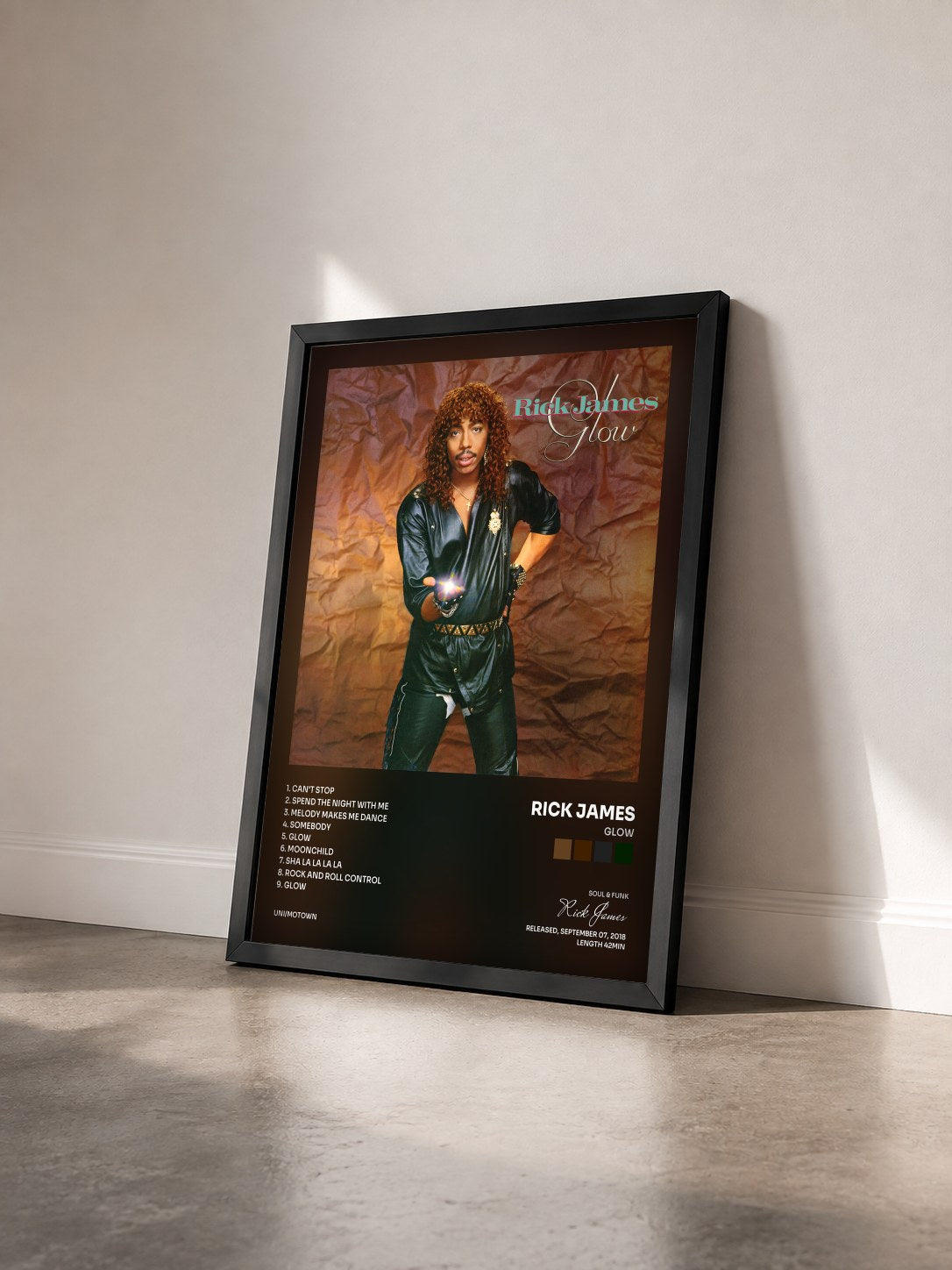 #noir Tableau de l'album Glow de Rick James vu de trois quarts, cadre noir