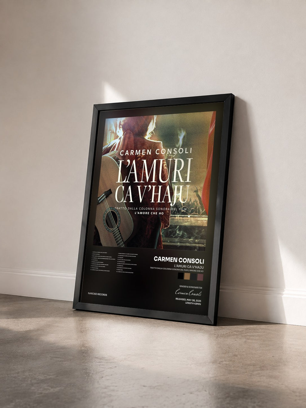 #noir Tableau de l'album L’amuri ca v’haju (Tratto dalla colonna sonora del film L'amore che ho) de Carmen Consoli vu de trois quarts, cadre noir