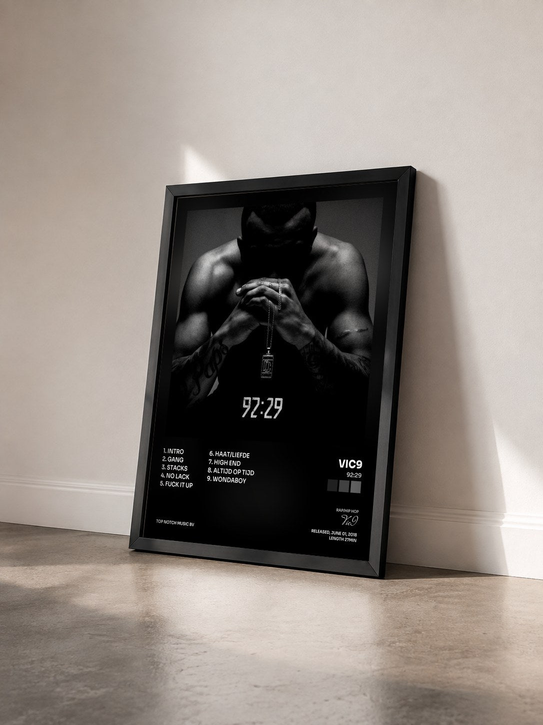 #noir Tableau de l'album 92:29 de Vic9 vu de trois quarts, cadre noir
