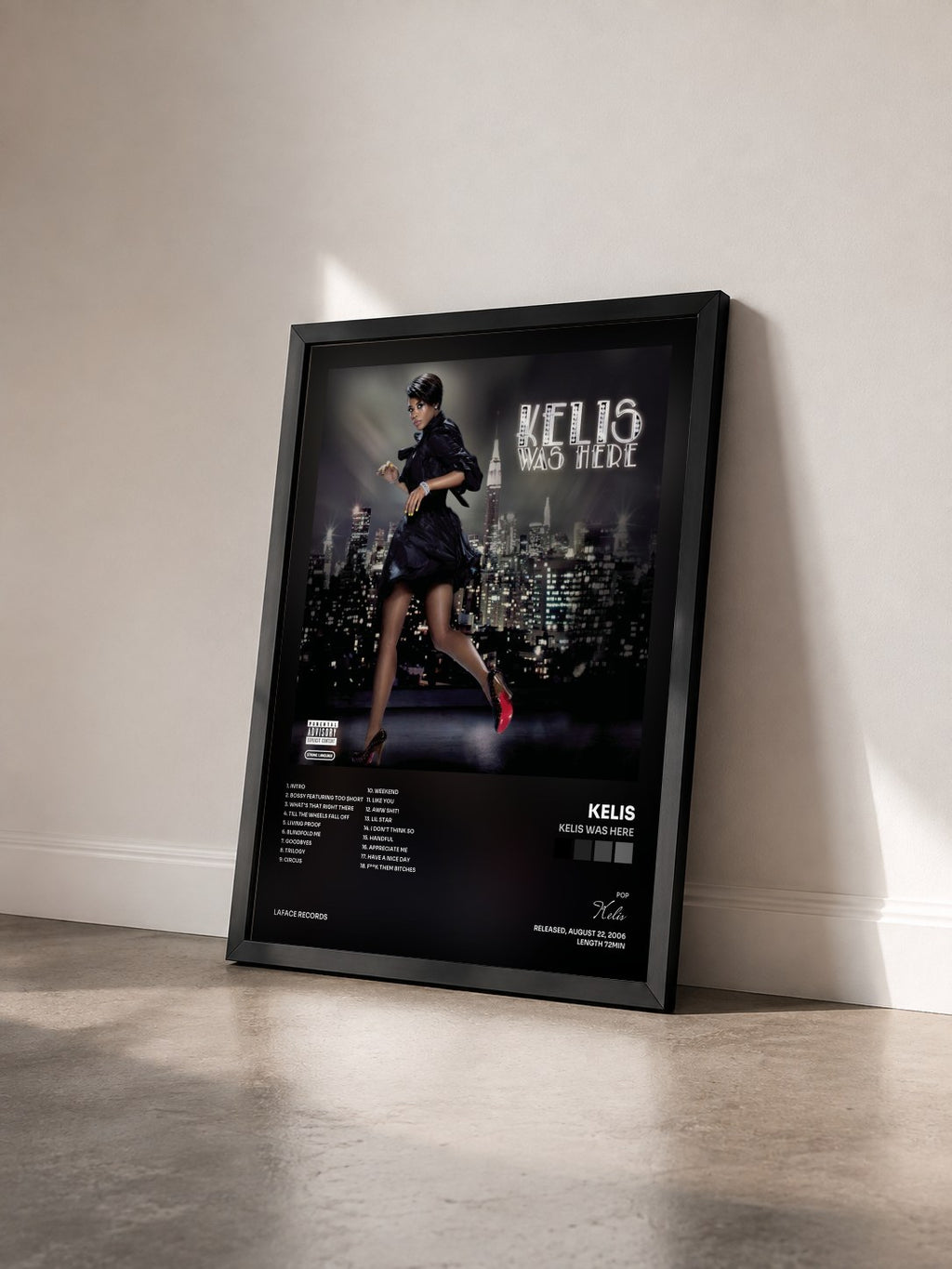 #noir Tableau de l'album Kelis Was Here de Kelis vu de trois quarts, cadre noir