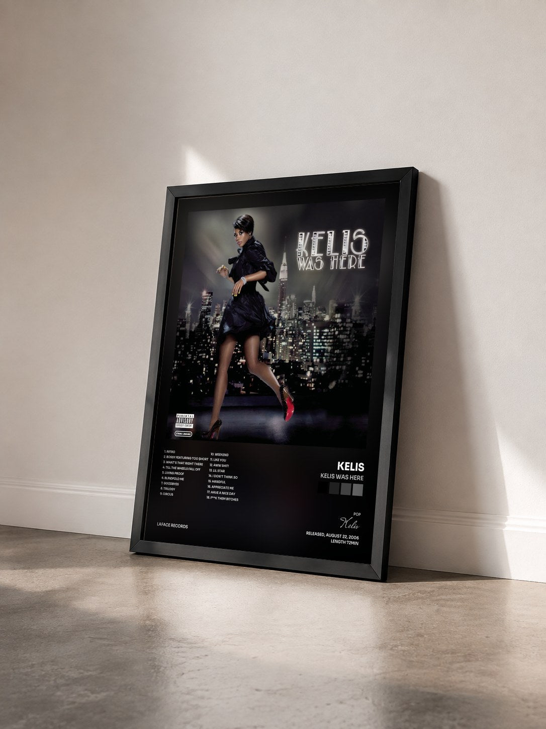 #noir Tableau de l'album Kelis Was Here de Kelis vu de trois quarts, cadre noir