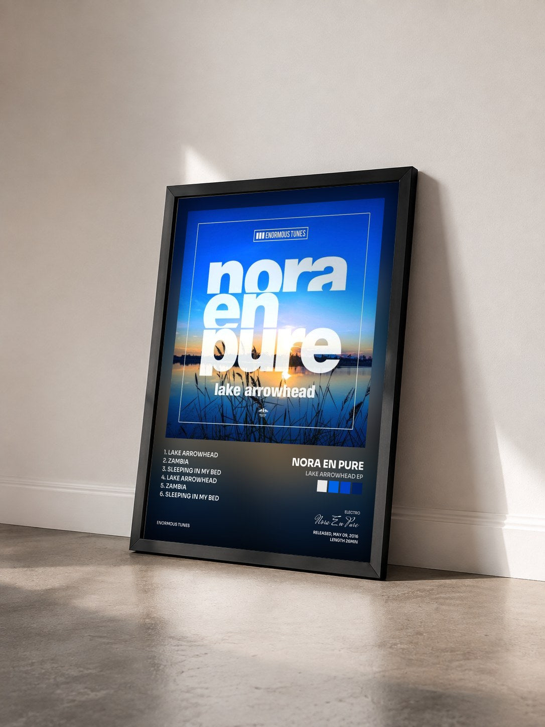 #noir Tableau de l'album Lake Arrowhead EP de Nora En Pure vu de trois quarts, cadre noir