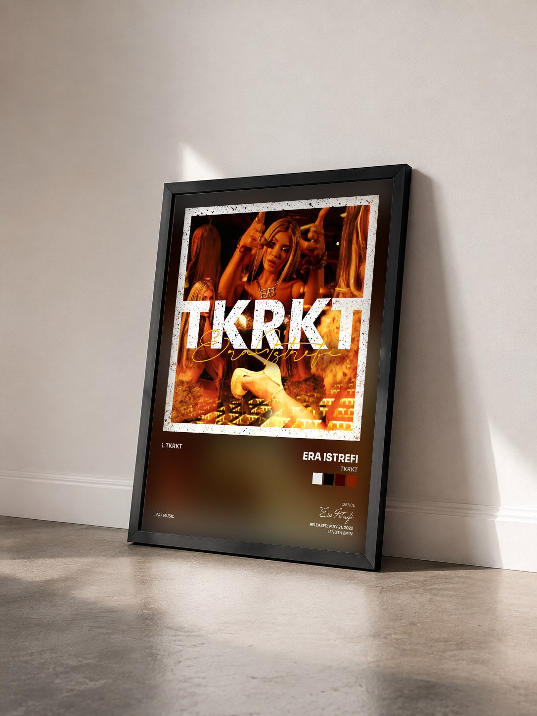 #noir Tableau de l'album TKRKT de Era Istrefi vu de trois quarts, cadre noir