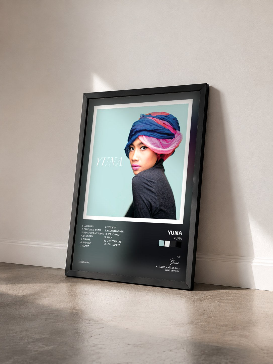 #noir Tableau de l'album Yuna de Yuna vu de trois quarts, cadre noir