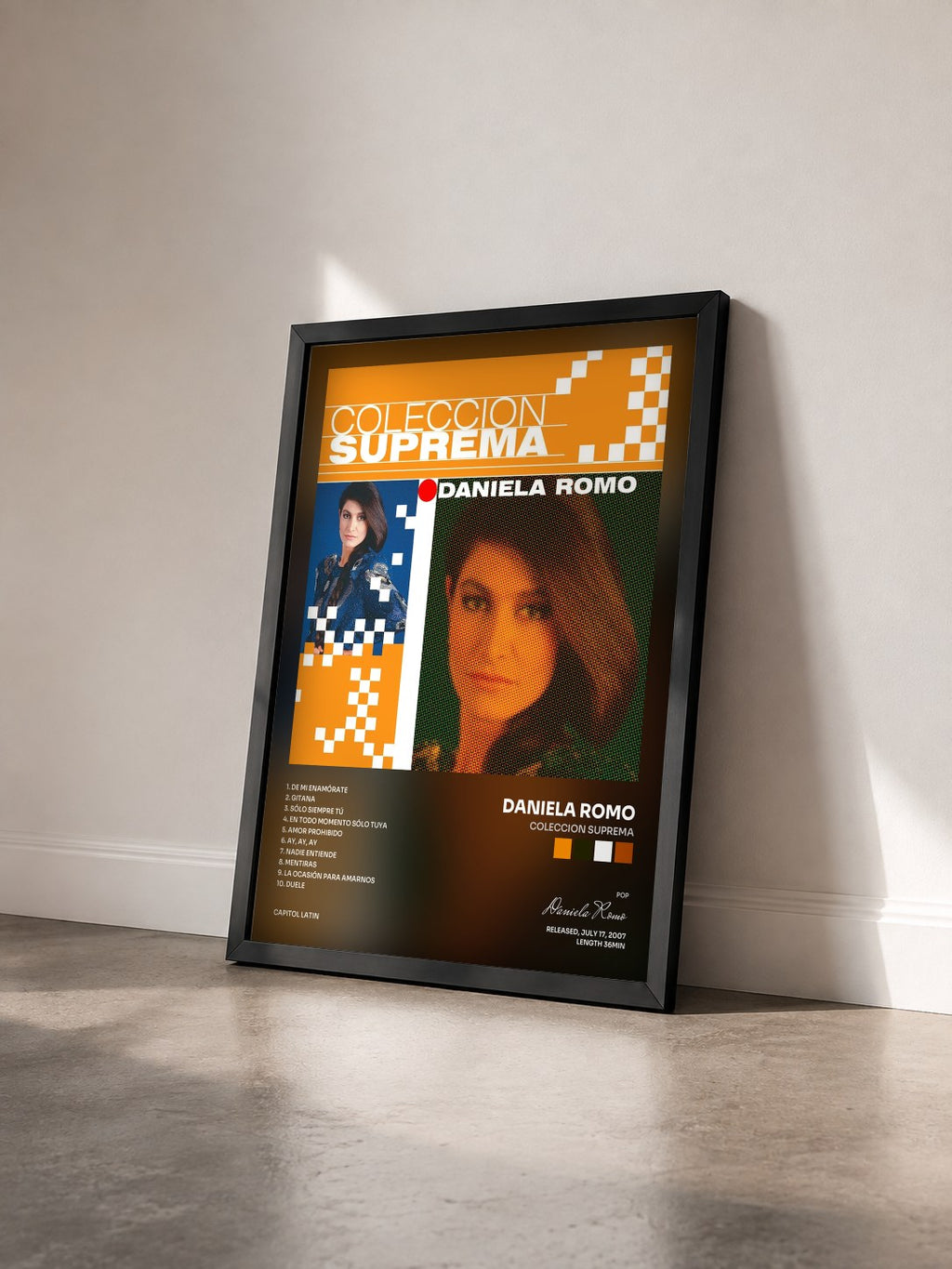 #noir Tableau de l'album Coleccion Suprema de Daniela Romo vu de trois quarts, cadre noir