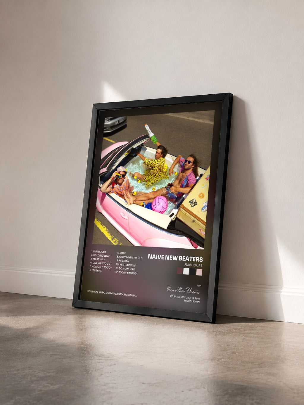 #noir Tableau de l'album Fun Hours de Naive New Beaters vu de trois quarts, cadre noir