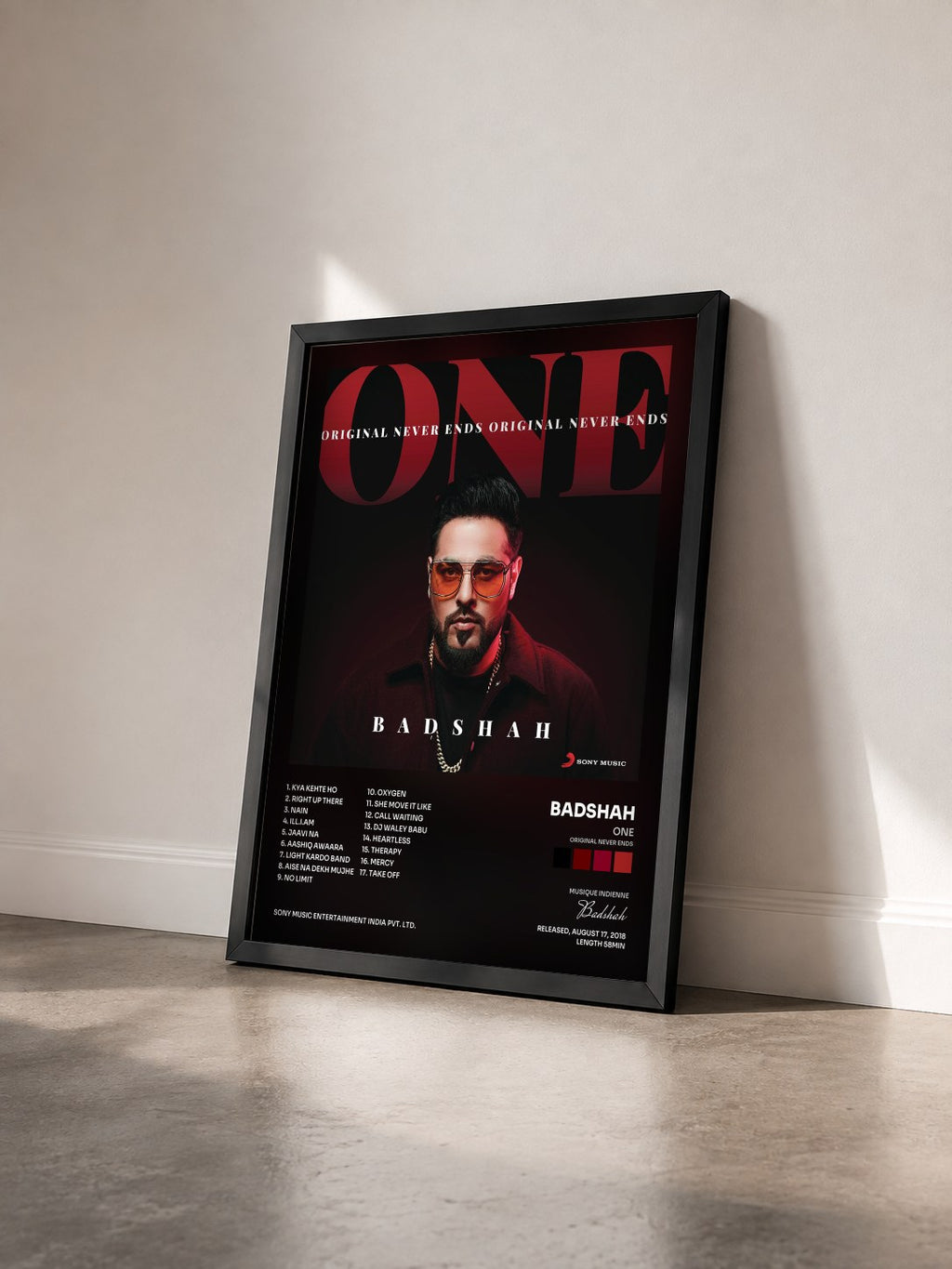#noir Tableau de l'album ONE (Original Never Ends) de Badshah vu de trois quarts, cadre noir