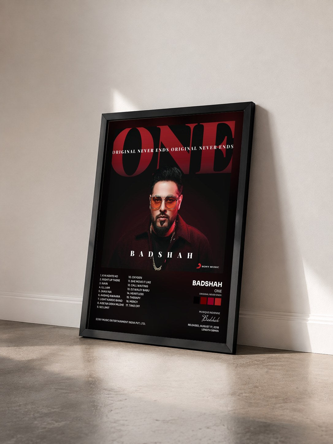 #noir Tableau de l'album ONE (Original Never Ends) de Badshah vu de trois quarts, cadre noir