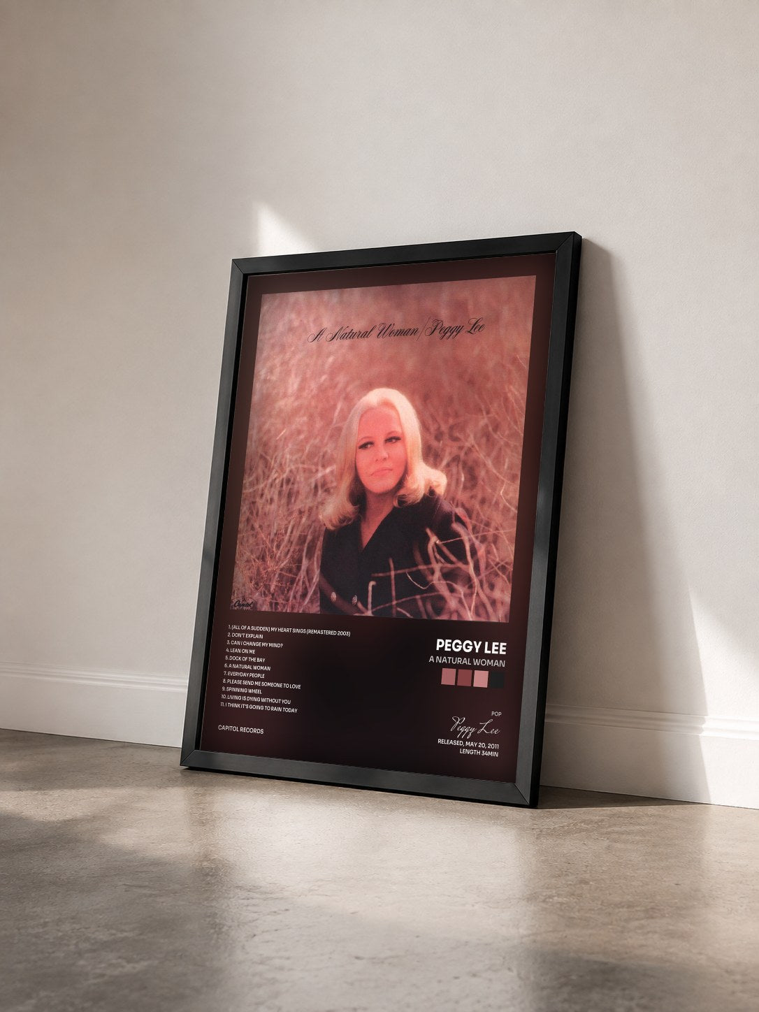 #noir Tableau de l'album A Natural Woman de Peggy Lee vu de trois quarts, cadre noir