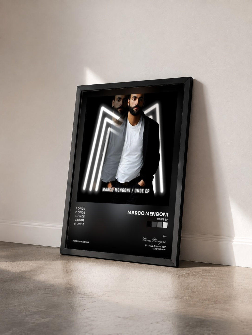 #noir Tableau de l'album Onde EP de Marco Mengoni vu de trois quarts, cadre noir