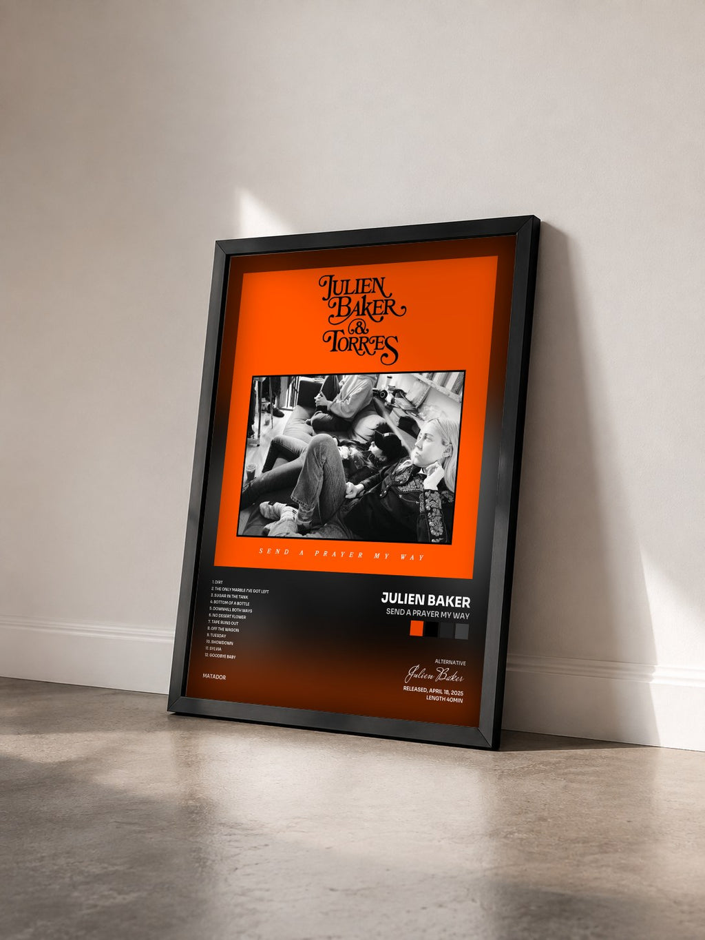 #noir Tableau de l'album Send A Prayer My Way de Julien Baker vu de trois quarts, cadre noir