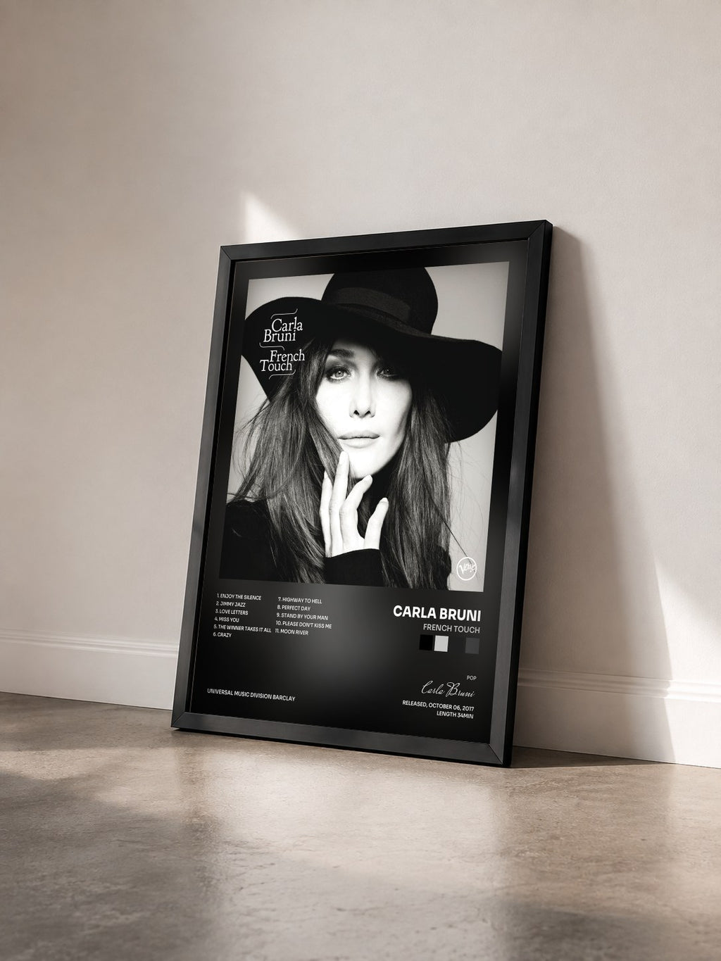#noir Tableau de l'album French Touch de Carla Bruni vu de trois quarts, cadre noir