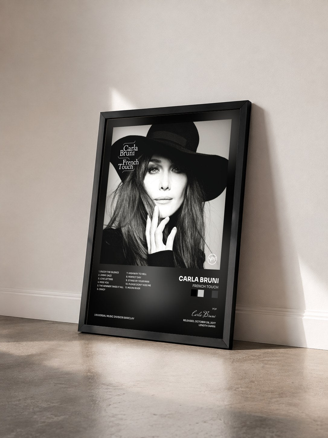 #noir Tableau de l'album French Touch de Carla Bruni vu de trois quarts, cadre noir