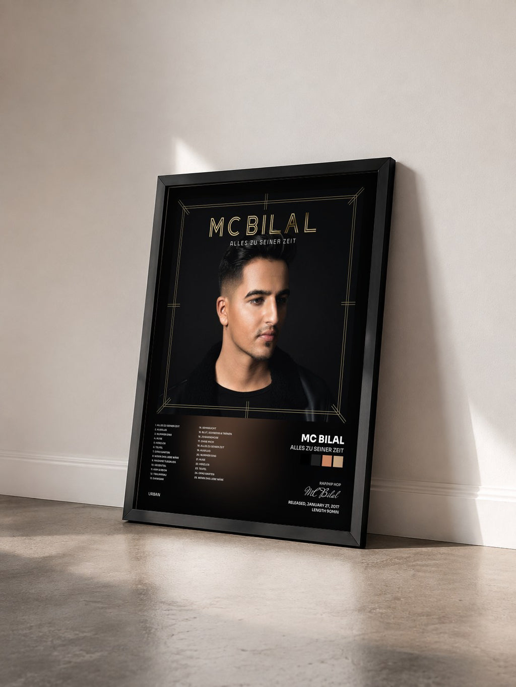 #noir Tableau de l'album Alles zu seiner Zeit de MC Bilal vu de trois quarts, cadre noir