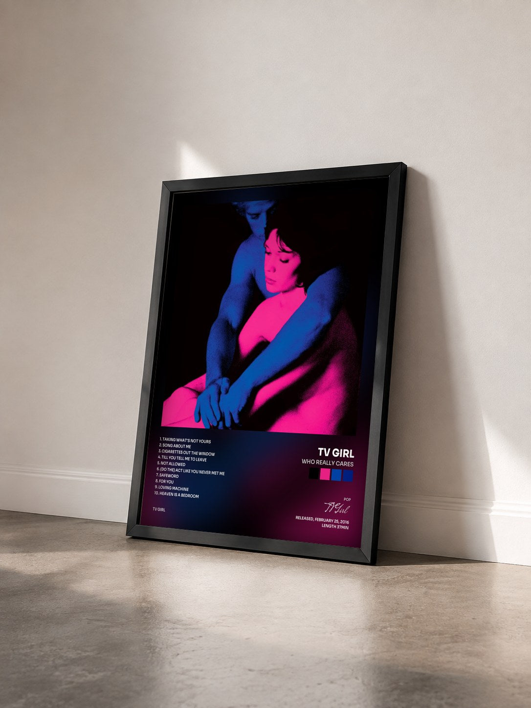#noir Tableau de l'album Who Really Cares de TV Girl vu de trois quarts, cadre noir