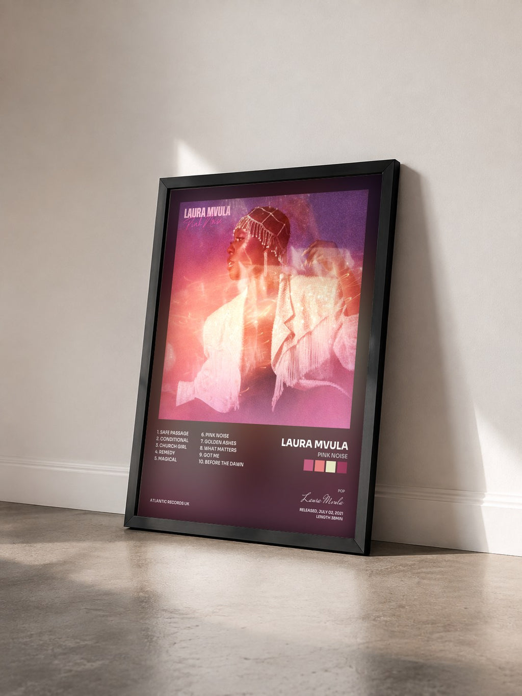 #noir Tableau de l'album Pink Noise de Laura Mvula vu de trois quarts, cadre noir
