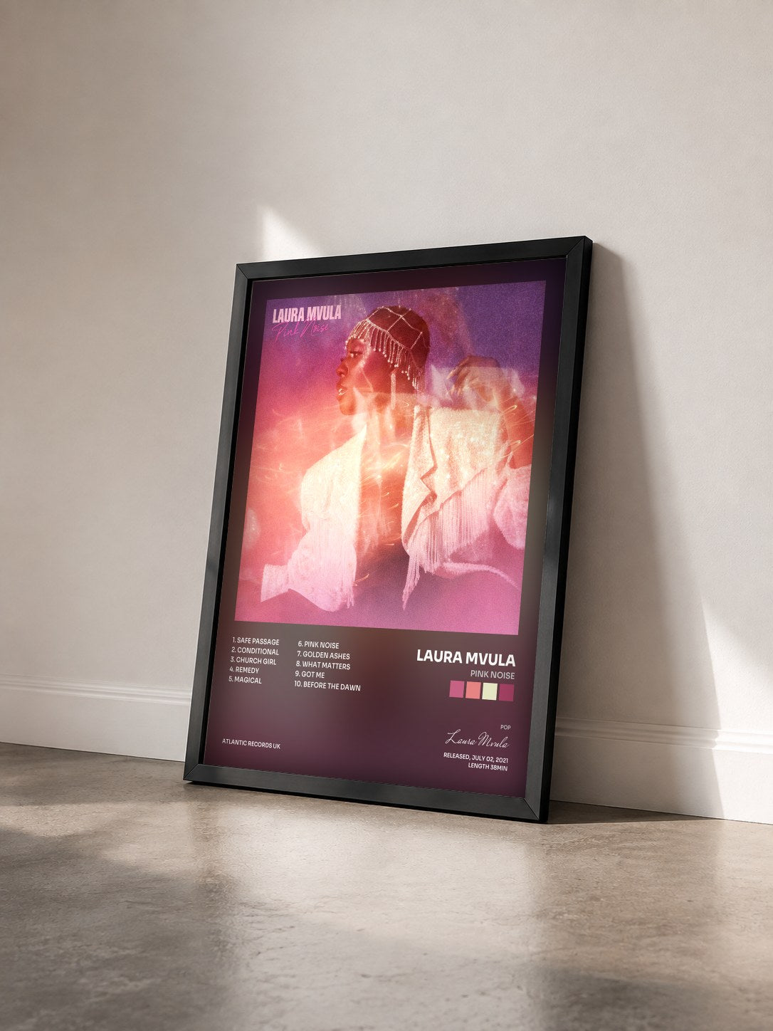#noir Tableau de l'album Pink Noise de Laura Mvula vu de trois quarts, cadre noir
