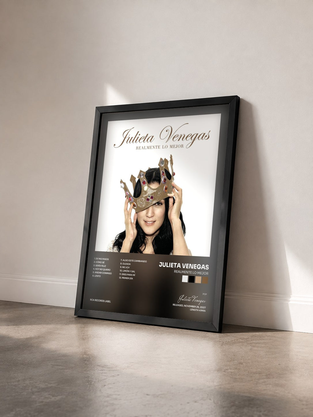 #noir Tableau de l'album Realmente Lo Mejor de Julieta Venegas vu de trois quarts, cadre noir